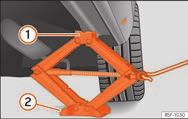 Skru hjulbolten ca. en omdrejning mod venstre Fig. 77 (pil). Tag fat i enden af hjulnøglen for at opnå den nødvendige kraft.