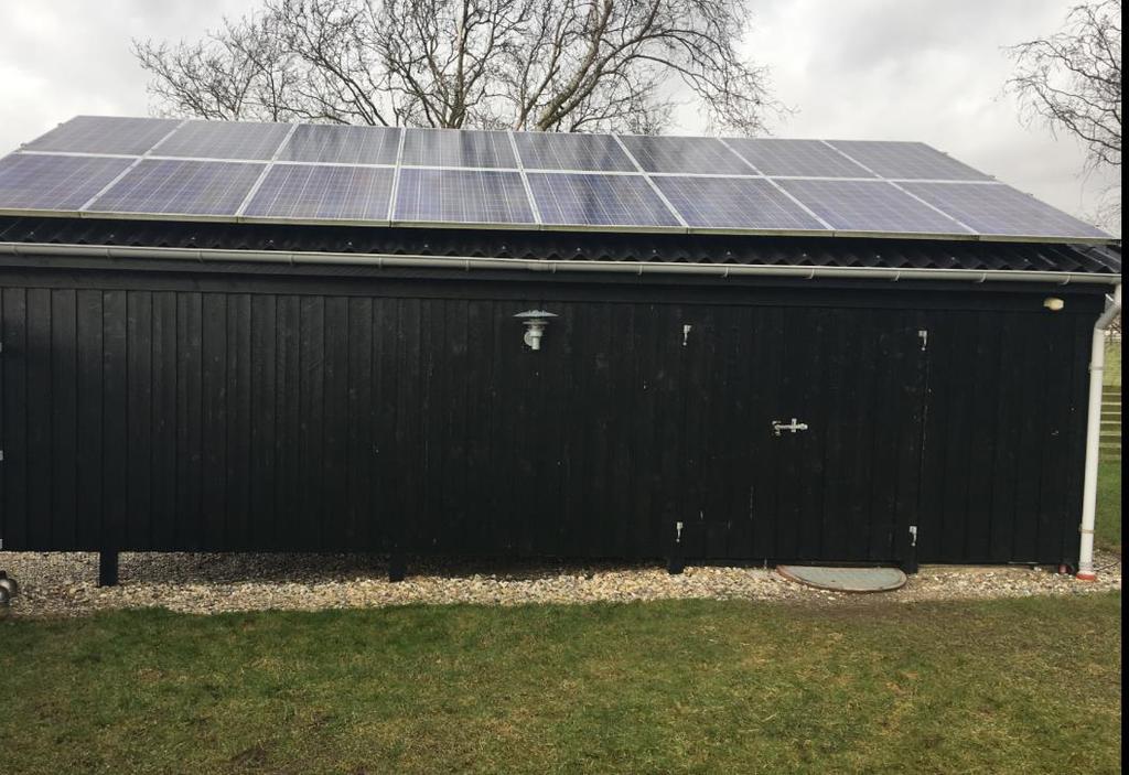 Feb. 2018 rev.2 Fig. Eksempel på en nybygget garage med solfangeranlæg. Anlægget står i et landområde og leverer billig el til et lokalt jordvarmeanlæg.