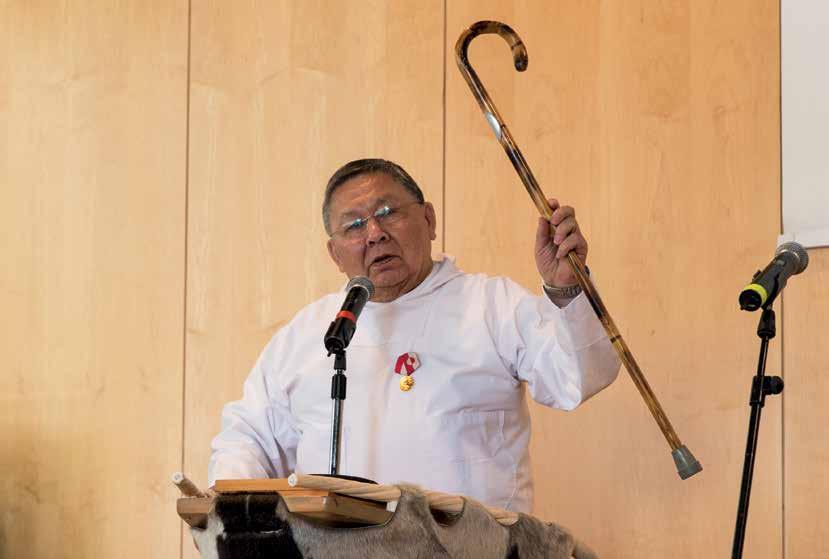 KAPITEL 5 Under begivenheden i Katuaq fik formanden for Inatsisartut overdraget Erling Høeghs stok som gave til
