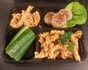 Frikadeller med marineret pastasalat og agurk 25,00 kr