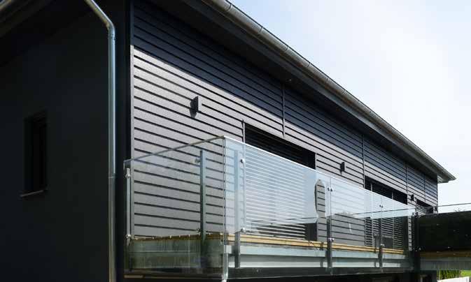 Premium facadepanel i sort Pladur IceCrystal på overetagen giver dette enfamiliehus et moderne og elegant udtryk.