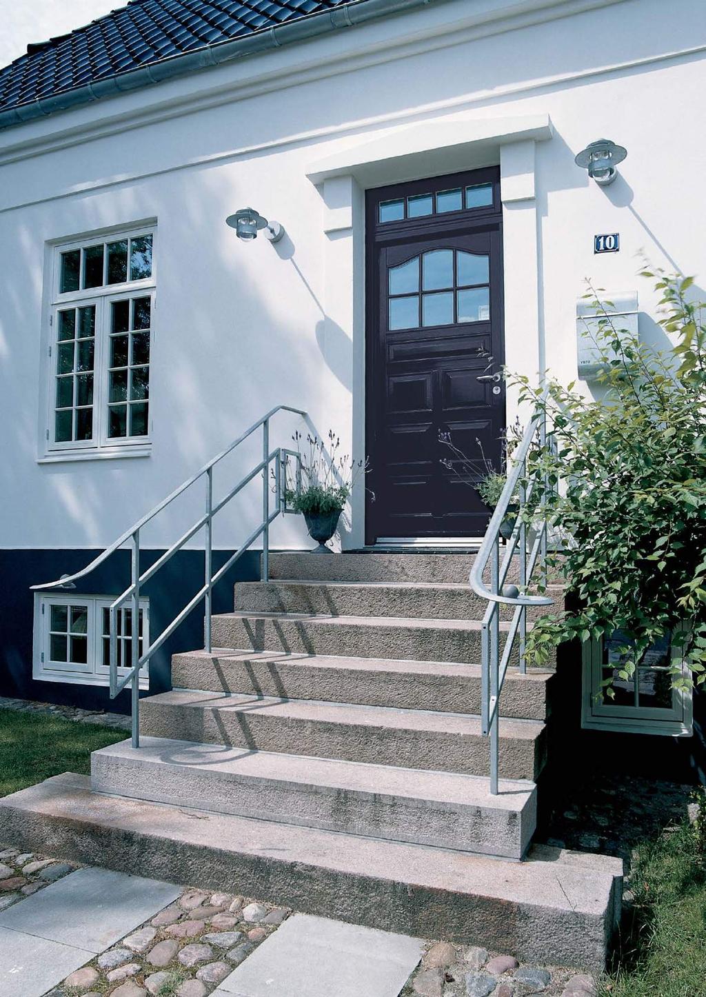 OUTRUP Døren Outrup døren en smuk velkomst Døren er en vigtig del af husets facade og udstråling. Den er husets visitkort og byder dig og dine gæster velkommen.
