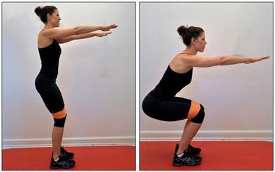 (overkroppen i ro) Hold en konstant spænding af elastikken under hele øvelsen Du kan variere øvelsen ved at gå forlæns, baglæns eller