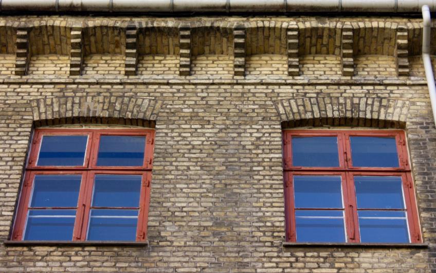 Historicisme Etagehusets dekorerede facade med de mange skygge- og reliefvirkninger er en essentiel del af arkitekturen og fortællingen om husets historie. Facadernes symmetri skal respekteres.