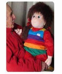 Den store dukke Vera er ca. 100 cm. høj og hyggeligt selskab, der giver en stærk menneskeligende kontakt.