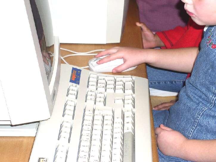 3 Børnenes computerkompetence Mette spiller Pixeline. Mette er den der styrer musen. Hun har hele højre hånd liggende på musen og hun holder pegefingeren på venstre museknap.