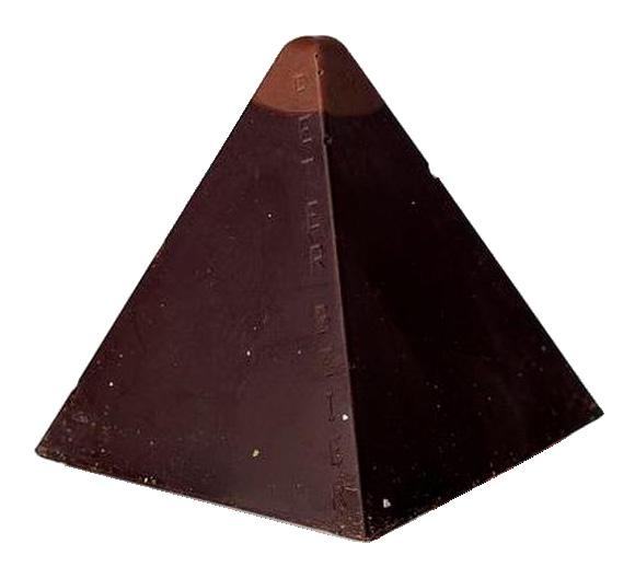 Toppunktet af pyramiden ligger på en linje, der står vinkelret på diagonalernes skæringspunkt i bunden.