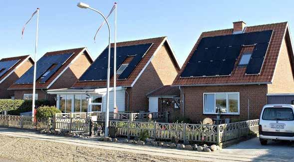 13 Bevaringsværdige bygninger gode løsninger til Energiforbedring med respekt for bevaringsværdierne Man kan diskutere, om disse solceller klæder denne husrække af murede huse med tegltage særlig