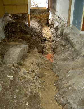 Udgravning til en ny gulvkonstruktion kan godt se voldsomt ud. På ældre huse skal man ogaå passe på ikke at underminere de sjældent ret dybe fundamenter.