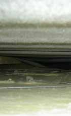 Hulrummet fastholdes med udspændte metaltråde per 30 cm, og det sikres, at taget har en god ventilationsspalte ved tagfoden, udvendigt på isoleringen. Efterisolering af taget.