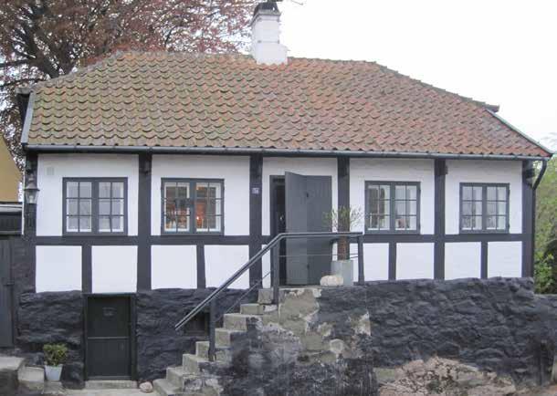 Den halve løsning repræsenterer en yderdørstradition med udvendige skoddedøre, som findes på mange gamle huse i Svaneke.