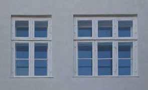 De største skader på vinduerne skyldes, at flere af vinduerne var helt skæve pga. voldsomme sætningsskader i facaderne, hvorved der var foretaget nogle hårdhændede og skadelige tilpasninger.