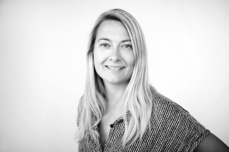 - Tina Øllgaard Bentzen er forsker på Roskilde Universitet, hvor hun arbejder med styring og ledelse i den offentlige sektor.