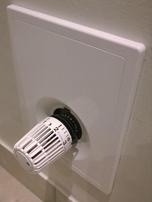 Termostat for gulvvarme i badeværelse: Gulvvarmetermostaten i badeværelset kan indstilles som en almindelig radiatortermostat ved at dreje på den hvide ring med skalaen fra 1 til 5, som angivet på