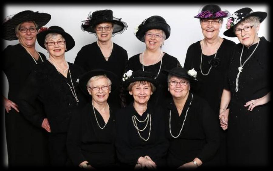 00 Nostalgikoret består af ni medlemmer og er altid iklædt sort kjole, hat og perlekæde, når de optræder.