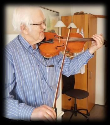 Arne (violin) spiller hver gang.