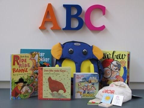 Tal og Bogstaver ABC 1 Indeholder 3 bøger, 1 pc-spil og 1 spil Bøger: Min første bogstavbog - A, B kom og C - A er en abe (inkl. cd) Cd-rom: Silke, Pixelines lillesøster - kan du alfabetet?