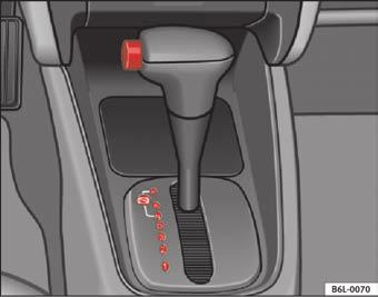 Kørsel 129 Gearvælgerens låsefunktioner Når gearvælgerlåsen er i position P eller N, forhindrer den, at bilen kan sættes i gear og derved begynde at køre.