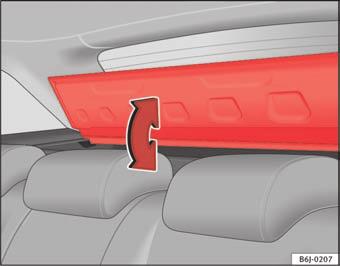 Læg ikke tunge genstande på bagagerumsafdækningen, da de kan være til fare for personerne i bilen i tilfælde af en pludselig opbremsning. Fig. 91 Sådan afmonteres opbevaringsrummet. Fig. 92 Adgang til opbevaringsrummet Pas på!