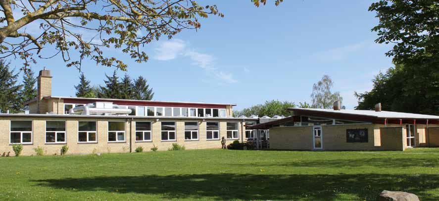 FAKTABOX Knudsøskolen Knudsøskolen blev bygget som centralskole og afløser for egnens fire små landsbyskoler: Alling, Tørring, Vennely og Jaungyde. Skolen blev bygget fra 1961 til 1963.