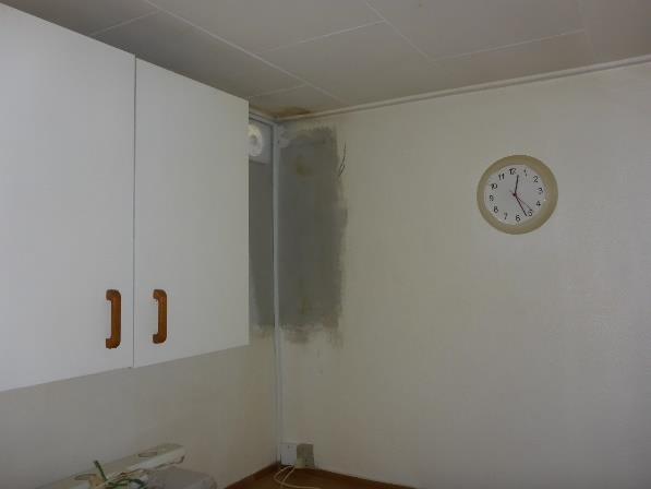Område i køkken hvor overskab er fjernet. Pudsreparation og ny ventilation.