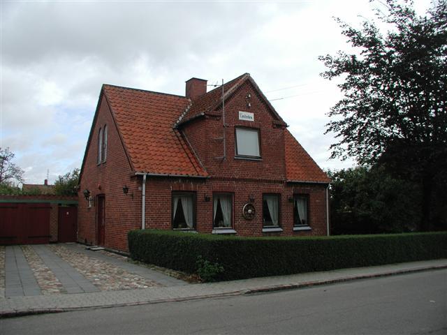Grunden er udstykket fra Rosendal i 1893 til tømrer Peder Chr. Hansen. Det vides tillige, at der i huset boede en af byens mange dygtige sypiger og hendes datter, Mary.