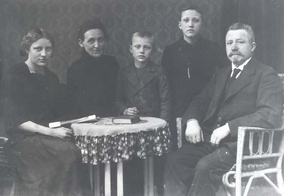 Ellen Frederiksen (1869 1942 ), gift 1892 med Christian Jensen Kolmos (1868 1944 ) Marie Frederiksen (1870 1934 ), gift 1896 med Jacob Lauritsen Schmidt ( 1865 1937 ) Thøre *