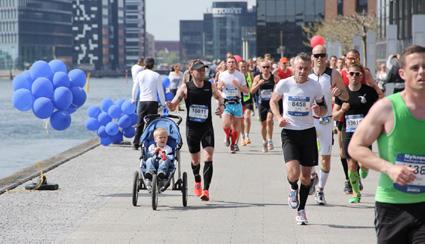 10.000 løbere deltog i Nykredit Copenhagen Marathon nomi. Rådgiverne er frivillige medarbejdere fra Nykredit, der stiller deres faglige kompetencer til rådighed.