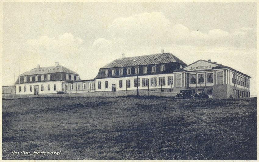Da Dansk Folke Ferie startede sine aktiviteter i 1938, var Gilbjerg en af de lokaliteter, man først fik øje på. Feriebyen med dens 46 minimumsferiehuse stod færdig i 1941.
