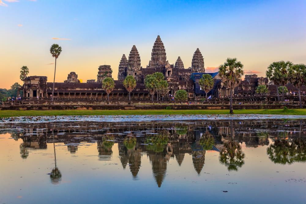 FAKTA OM CAMBODJA BEFOLKNING 16.205.000 indbyggere (estimeret 2018) AREAL 181.035 kvadratkilometer STYREFORM Cambodja er officielt et kongedømme, men ledes af en premierminister.