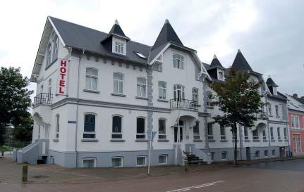 13 Lunderskov Hotel opført 1906 har en typisk placering ved stationen og danner væg i torvet.