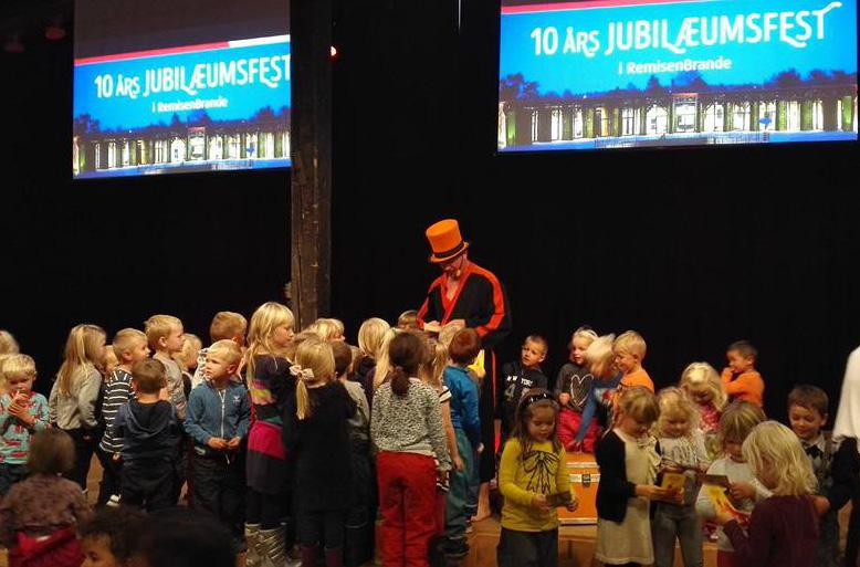 RemisenBrande inviterer flere gange årligt til gratis skolekoncerter for kommunens skoler blandt andet i samarbejde med initiativgruppen bag Klassisk Ikast-Brande.