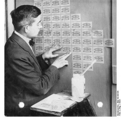 Inflation, Tapezieren mit Geldscheinen, 1923, Bundesarchiv, Bild 102-00104 / Georg Pahl INFLATION UDE AF KONTROL Ulemperne ved inflation bliver tydeligere, når vi kigger på de mere ekstreme
