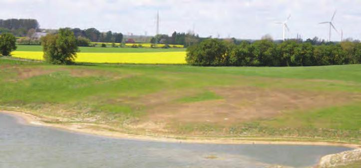 efter endt gravning har søerne en forholdsvis stejl søbred.