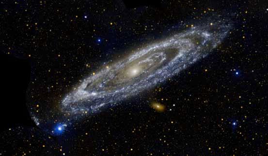 i Andromedagalaksen (også kaldet M31) er den store galakse, som ligger nærmest vores egen Mælkevej. Afstanden fra Jorden er 2,5 millioner lysår, og galaksens diameter er 260.000 lysår.