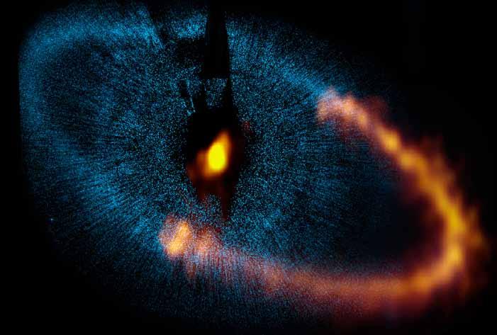i Den klare stjerne Fomalhaut er en ung stjerne med en alder på ca. 400 millioner år. Stjernen er omgivet af en ring af støv, som ses på billedet med stjernen i midten.