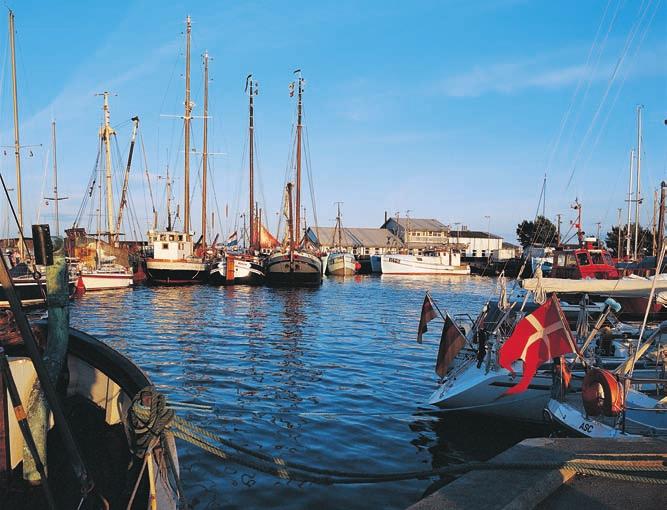 Dannebrog og ﬂagning til søs Danske sejlere er de eneste, der generelt har tilladelse til at anvende det nationale splitﬂag, orlogsﬂaget.
