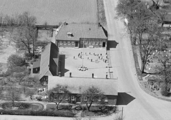 I Rørup blev skolen ombygget omkring l800 af kammerjunker Cederfeld de Simonsen, og omkring århundredskiftet byggedes en ny hovedskole Den vestlige fløj at den gamle skole var i brug til 1922.