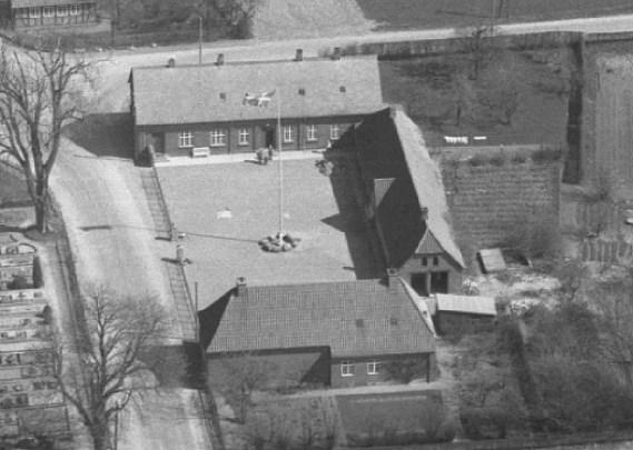 Indtil omkring 1880 var det sognets eneste skole. På det tidspunkt blev der oprettet pogeskoler både i Rørup og Etterup.