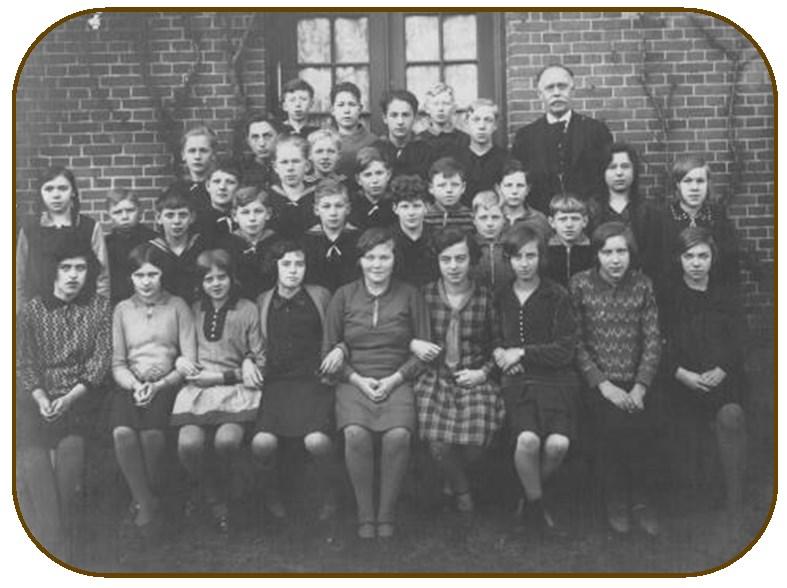 december 1894 blev der oprettet hovedskole i Etterup. Samtidig blev de to pogeskoler nedlagt, hvorefter sognet havde to to-klassede skoler.