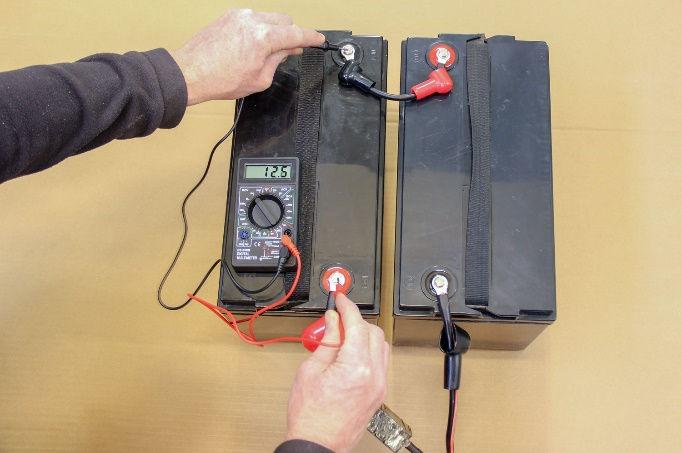 Mål også batterierne enkeltvist som vist her: Hvis batterierne enkeltvist ikke viser næsten samme spænding (indenfor 0,3V), så kan en eller flere af batterierne være slidt ned, eller de er måske