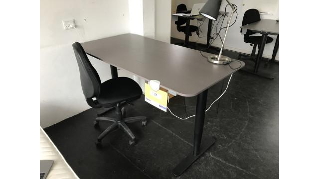 cm. m/kontorstol og lampe Hæve/skænke bord - 120 x 80 cm.