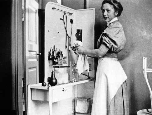 Sygeplejeelev gør rent i et instrumentskab på Rigshospitalet 1913 I 1928 udarbejdede Direktoratet for Sygekassevæsenet Vejviser for Sygeplejersker, Massøser og jordmødre m.fl.