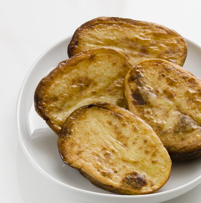 bagte kartofler Du skal bruge 2 store kartofler som Binje eller Estima 1 tsk. olie Sådan gør du 1. Vask hænder. 2. Mål alle ingredienserne af. 3. Tænd ovnen på 225 grader. 4. Vask kartoflerne godt. 5.