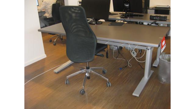 El hæve/sænke skrivebord + kontorstol + rulle skuffeskabs modul (minus