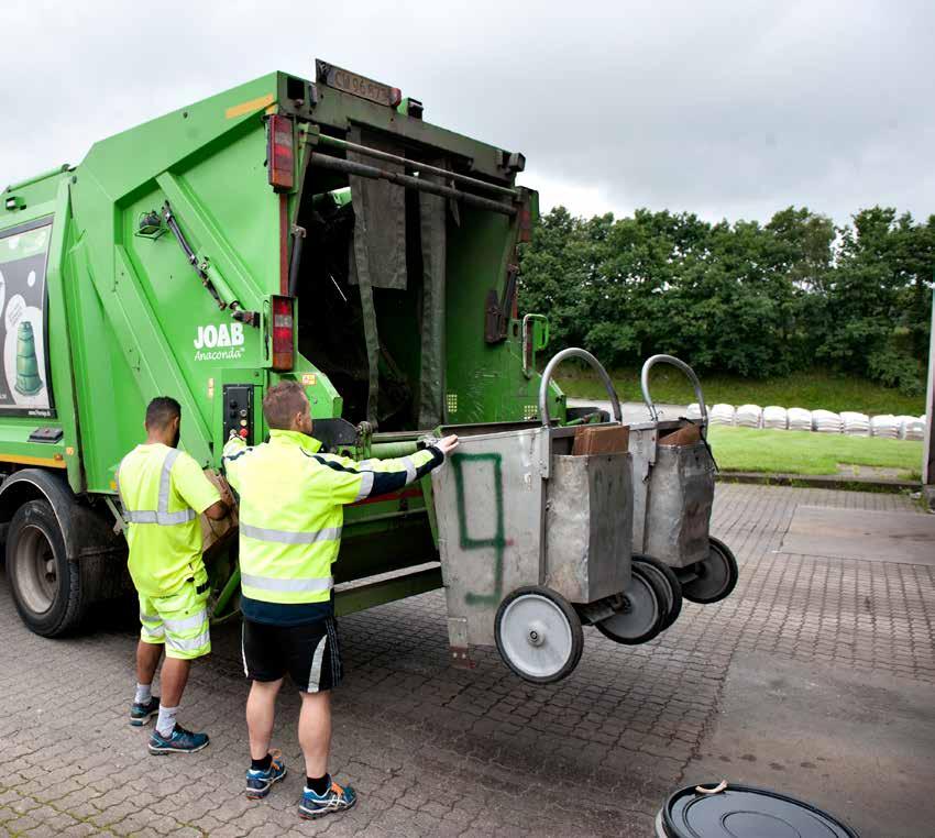 Vi lever på mange måder i et overflodssamfund. Vi forbruger og smider væk som aldrig før. To tons affald om dagen I Danmark må hver enkelt skraldemand håndtere ca. to tons affald hver dag.
