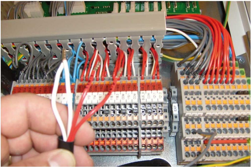 0-10V og alarm N Kun relevant for styreenheder med indbygget cirkulationspumpe. 1. Kobl 0-10 V og alarm fra tilslutningsklemmen ved at løsne ledningerne fra klemmerne, der er mærket 116.