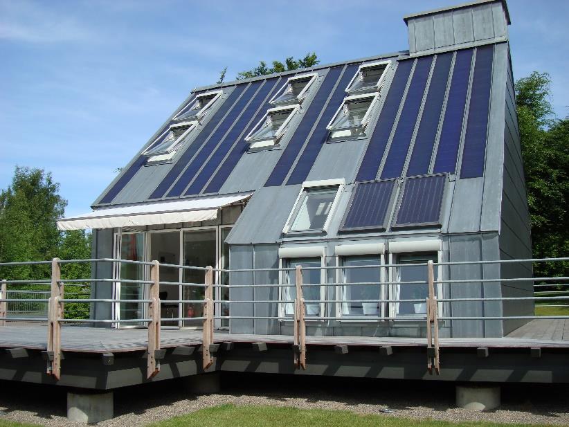 8. Fleksible tyndfilm solceller Allerede i år 2005 udviklede Kuben Management, Cenergia, Rubow Arkitekter og VELUX den CO 2 neutrale tagbolig SOLTAG, som nu er opstillet ved VELUX hovedsæde i