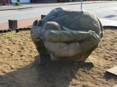 KUNSTVÆRKETS NAVN: Ymer, Audhumla og Bure KUNSTVÆRKETS ART: Tre-i-en granitskulptur, som viser en ko, en jætte og en mand.