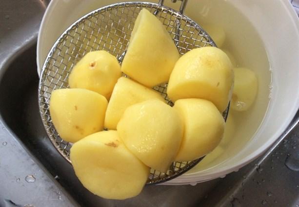Billede 2. Skrællede kartofler til middagsmaden hos Madservice Aalborg. Resultater Som resultat af personalets indsats under projektet, er spildprocenten faldet fra 2 % til 1 % på de udvalgte varer.